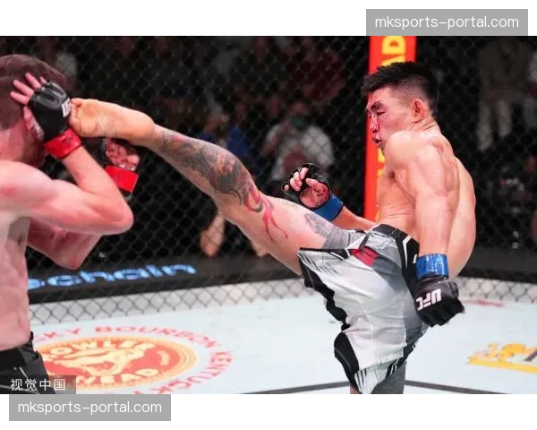 经典瞬间：桑德哈格飞膝KO对手，复制十年前经典一幕